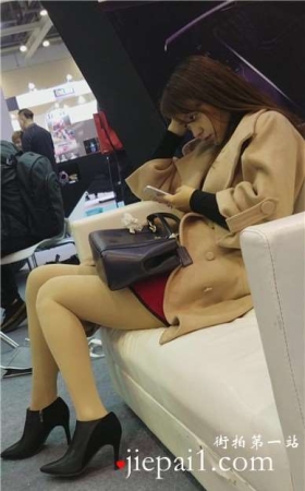 沙发上专心低头玩手机的肉丝袜美腿女神姐姐