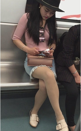 地铁里戴帽子的肉丝小姐姐