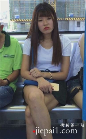 嘟着嘴的美女，有什么不开心的事吗？