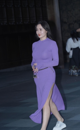 长裙美眉