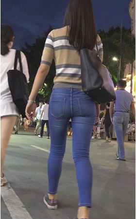 蓝色牛仔紧身裤小姐姐