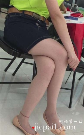 包臀牛仔裙肉丝丝袜美女拥有一双逆天的美腿