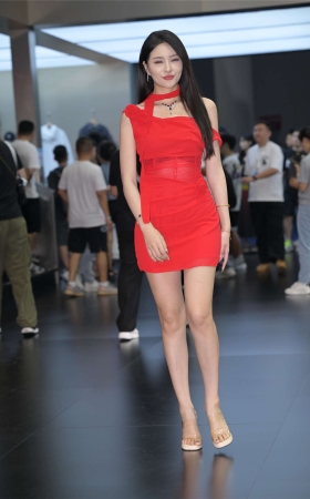 红裙气质美女