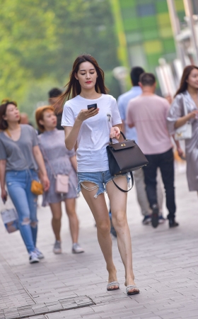 长腿热裤美女