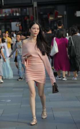 娇美可人的街拍美女