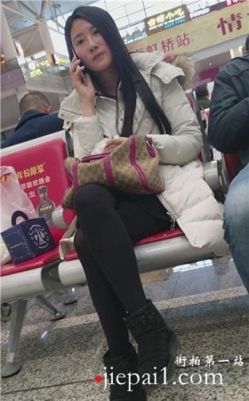 4k-街拍候车室内打电话的黑丝美腿美女