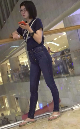 极品紧身蓝色牛仔裤街拍人字拖美女姐姐