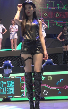 漂亮的皮衣小姐姐