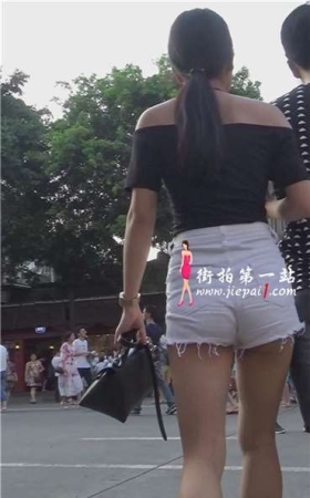 黑色T恤白色紧身短裤MM，黑白配吗？[952 MB/MP4]