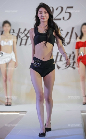 黑色泳装 [22P]
