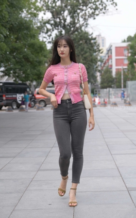 [一只麋鹿专区] 灰色牛仔裤美女 【图片➕视频】<font color=red> [10P]</font>