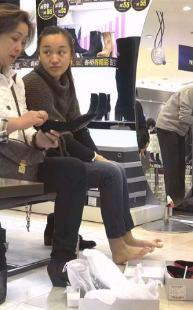 试鞋牛仔少妇