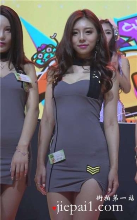 性感美腿包臀裙美女姐姐，笑容很甜美。