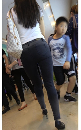 黑色牛仔妹子