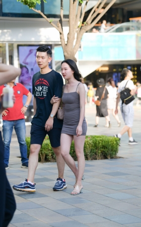 吊带连体包臀裙美女