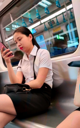 白衬衫短裙公司职员