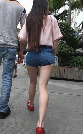 牛仔短裤长发妹子