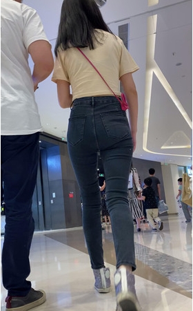 牛仔紧身裤小姐姐