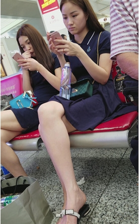 和闺蜜一起玩手机的裸腿美女