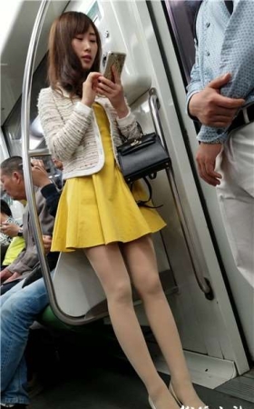 4k超清，地铁拍摄极品丝足高跟黄色短裙女神姐姐