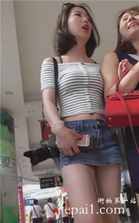 街拍超短牛仔热裤露脐短发美女 [518 MB]