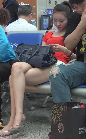 漂亮的红衣美足女孩