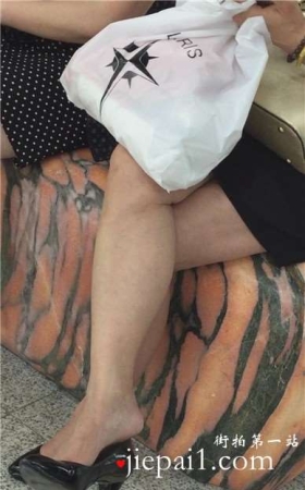 坐玉石上的高跟美腿少妇，偶尔晾晾脚。