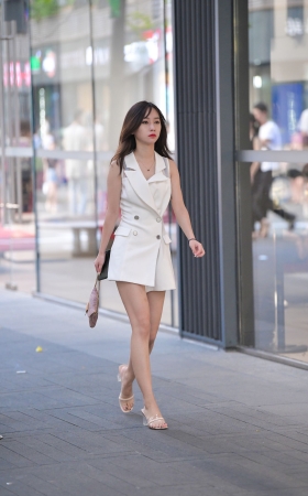 白嫩小姐姐