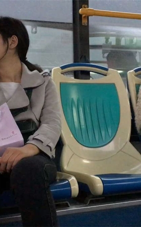 黑色紧身牛仔裤小妹