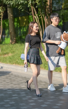 百褶裙妹子