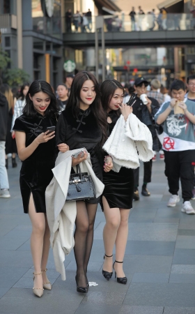 22227-106/甜美的黑丝小姐姐