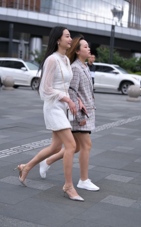 白裙凉鞋美腿