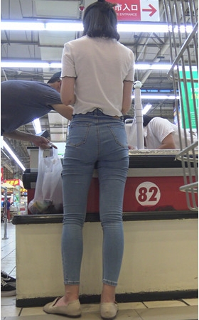 超市里的牛仔裤小姐姐