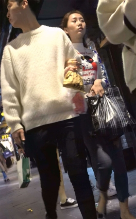 跟小男友逛商场的紧身蓝牛美眉