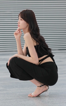 黑色连衣裙小姐姐 [17P]