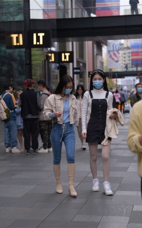 视觉冲击街拍作品 - 身材不错的紧牛小姐姐