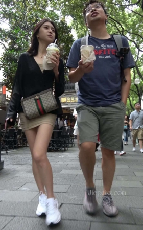 4K - 街拍超短包臀短裙小妹 [1.39 GB/MP4]