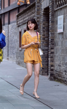 久久街拍作品 - 靓丽长腿美女