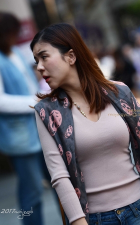 咔喳赛18 丝巾显得和衣服不配，少妇显忧虑（17p） [17P]