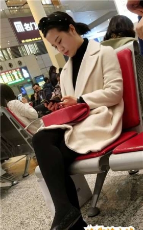 4k超清，候车室拍摄知性气质打底裤袜美女姐姐
