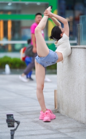 热舞女孩