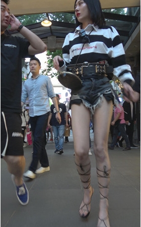 漂亮的长腿黑色热裤美女