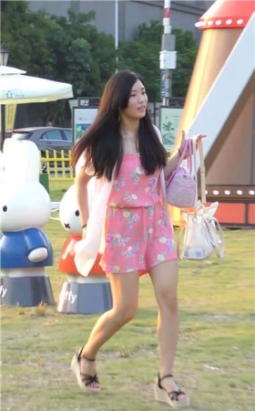 草地上牌照的粉色裙阳光女孩 [1.12 GB]