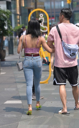 性感，低胸紧牛女友 [13P]
