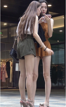 两个漂亮的小姐姐