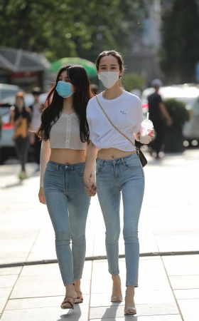 长腿牛仔裤美眉
