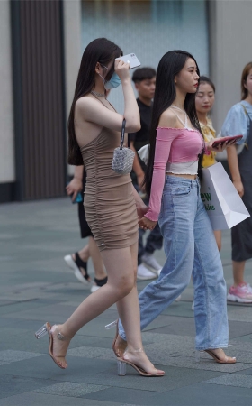 白皙短裙美眉
