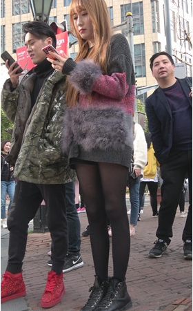 黄发黑丝长腿妹子