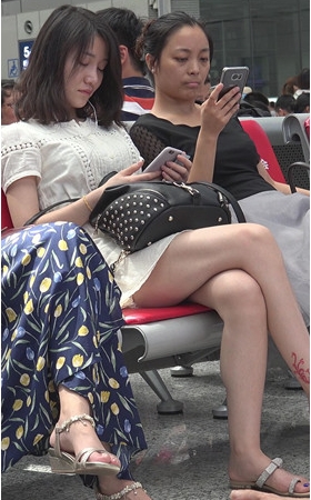 有纹身的漂亮白腿美女