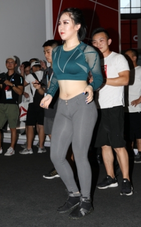 提臀裤美女劲歌热舞